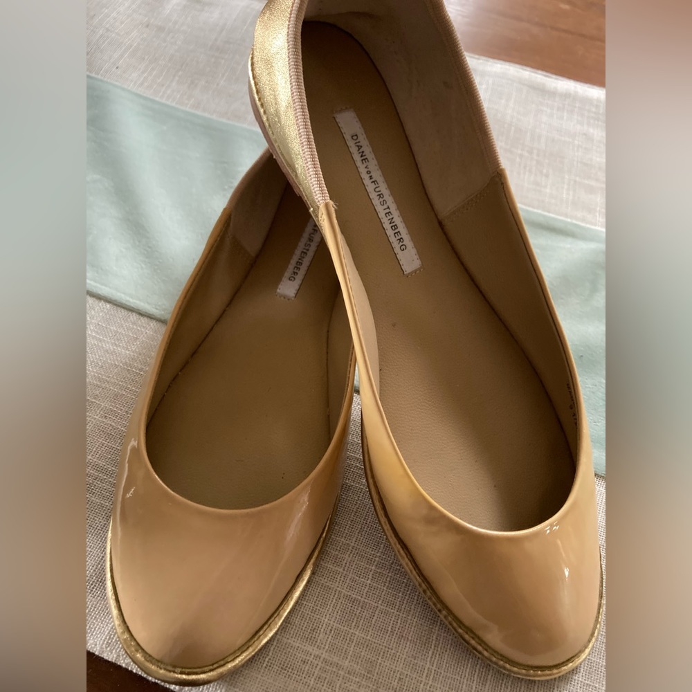 Diane Von Furstenberg Botswana Flats 9M Slip-On Tan Patent and Gold Leather